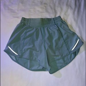 lululemon wild mint size 2 four inch hotty hots